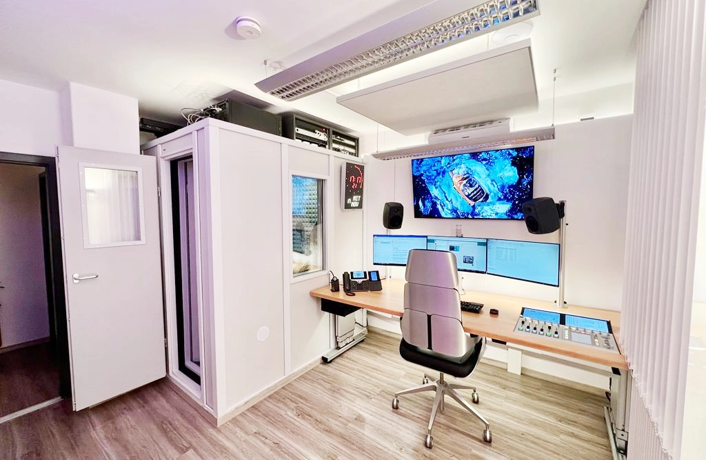 Unser Tonstudio in Augsburg mit Sprecherkabine und Audioarbeitsplatz